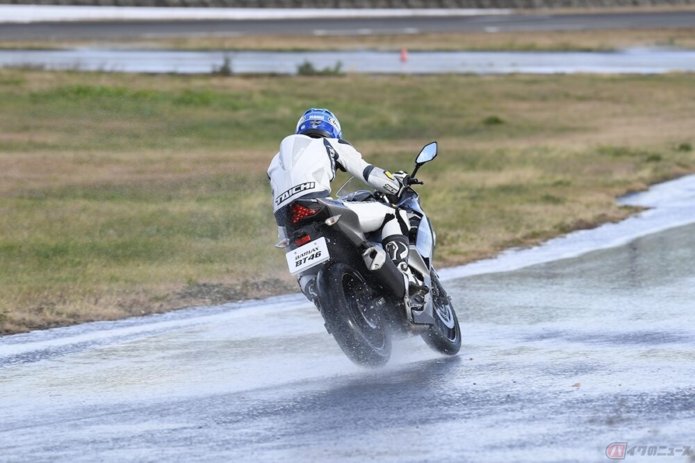 バイクのタイヤの溝は何のため？タイヤにやさしいメンテナンスとは