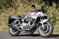 驚きのパワーと個性的なビジュアルが魅力！ スズキ「GSX1100S KATANA」は全方向で唯一無二!?レーシングライダー石塚健の市販車インプレッション