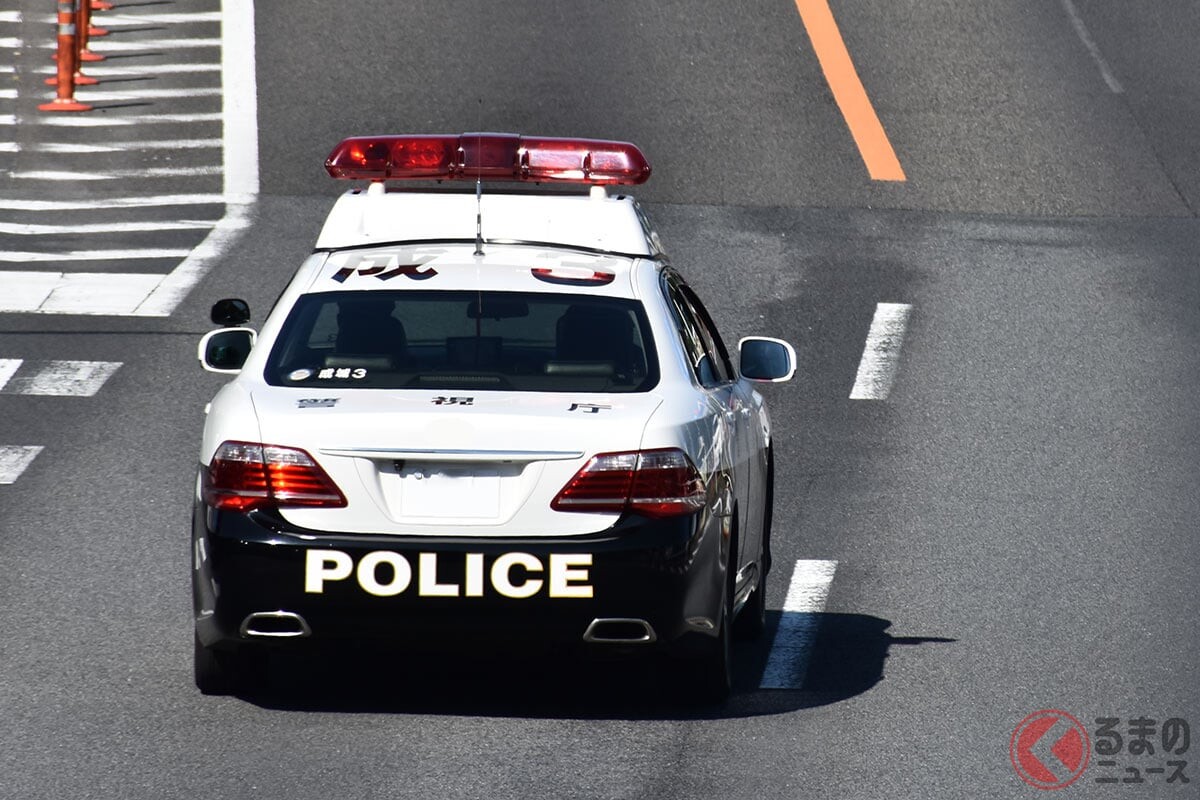 前方で「ゆっくり走るパトカー」追い越しちゃっても大丈夫？ うっかり違反になることもある!? 抜くときに注意したい「NG行為」とは？