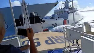 中国軍艦と巡視船が南シナ海で衝突 1隻は航行不能に 瞬間の映像を比警備隊が公開