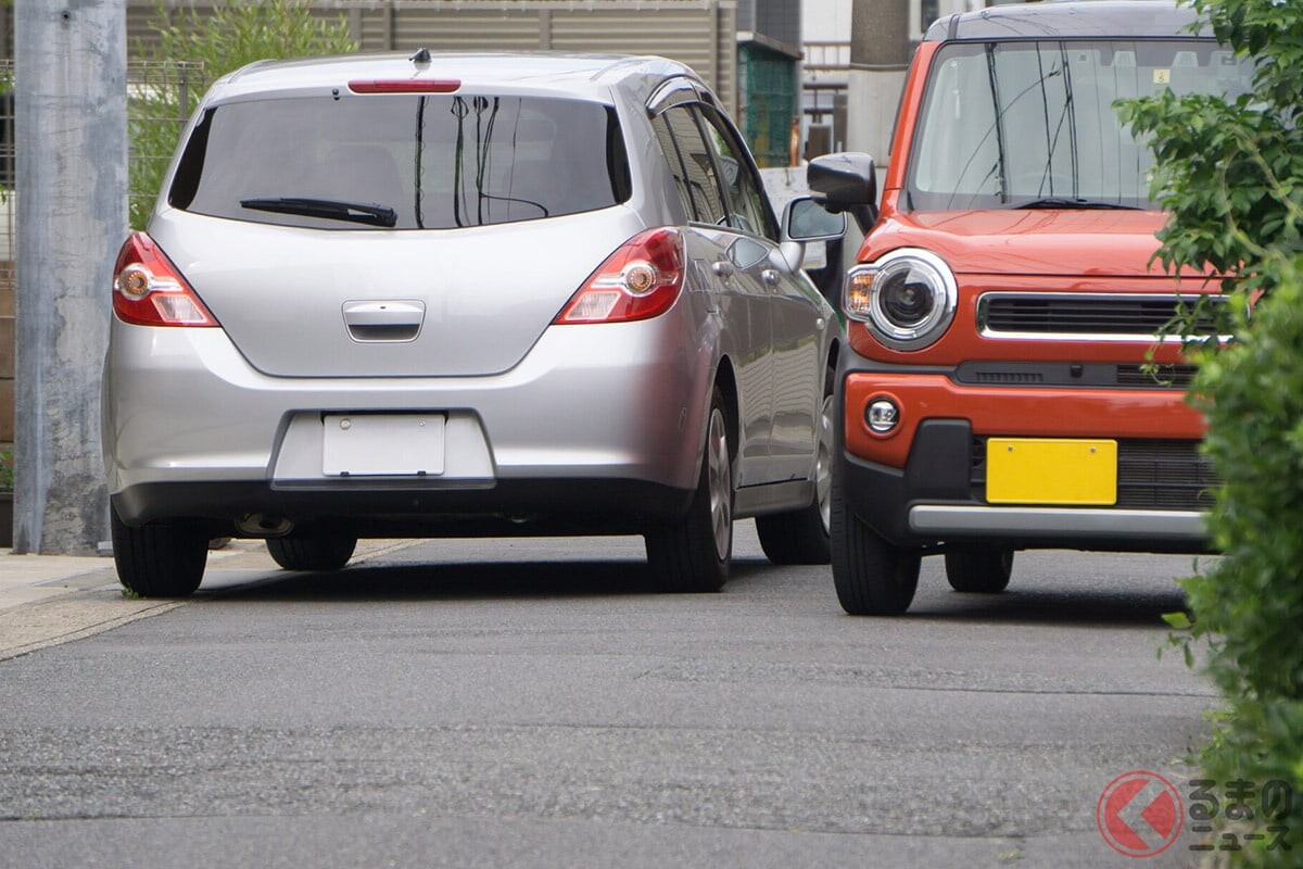 「狭い道ですれ違うの怖い…」苦手な人が多い「車両感覚のつかみ方」実はクルマのパーツが“目印”になる！ 一発でキメるカンタンな方法とは？