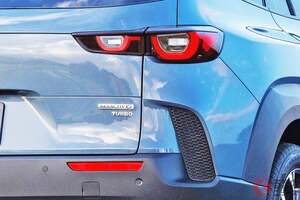 マツダ「新型SUV」公開！ エンジンは“トヨタ”製!?な「ハイブリッドモデル」アリ！ 全幅1.9m超え“ワイドボディ”が超カッコイイ「CX-50」米で登場