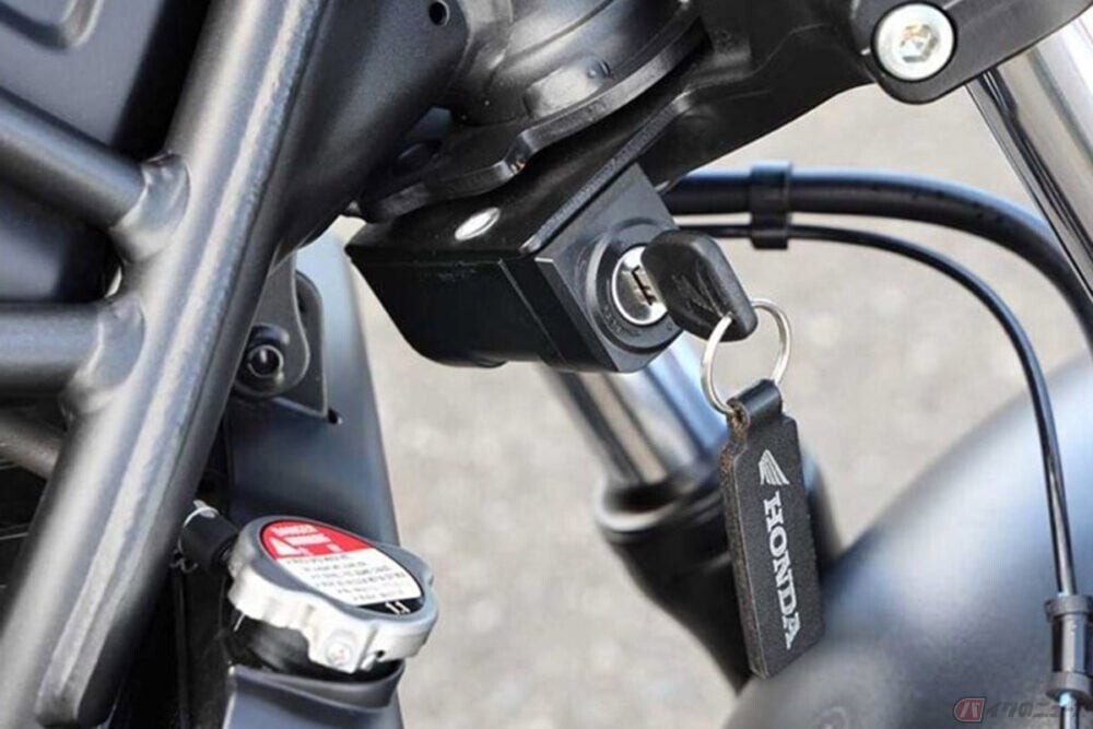 バイクの盗難抑止の第一歩!! だけどそれだけじゃ心許ない…… 車両に備えられた「ハンドルロック」とは？