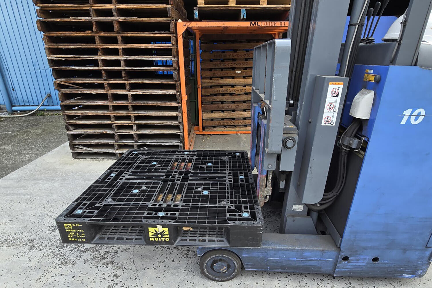 持ち上げて移動してヒョイって置くだけでしょ……なんてとんでもない！　資格取り立ての初心者が早速「フォークリフト」を動かしたらメチャクチャ難しかった