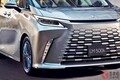 レクサスが「“新”4人乗りミニバン」発表！ 全長5.1m“スピンドルボディ”に超豪華インテリア採用！ 「371馬力ユニット」も搭載の最上級ミニバン「新LM」一部改良を実施