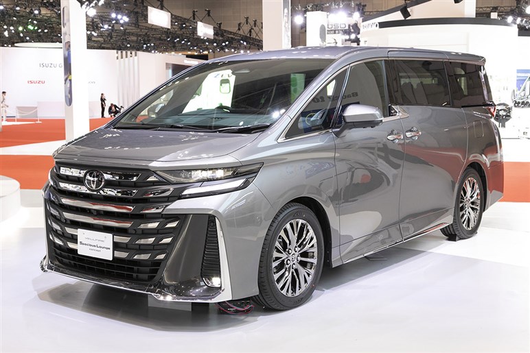アルヴェルの新グレードは2025年初頭か？　待望の廉価版追加とパーテーション付き最高級仕様にはPHEVを新設定