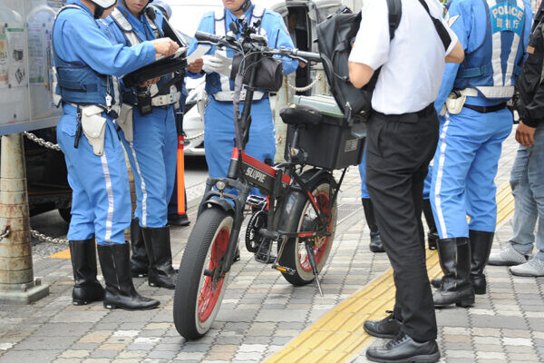 「これ“自転車”です」→「あれ、車輪が止まらないね。署まで」 30分で5人摘発「ペダル付電動バイク」取締りの“変化”