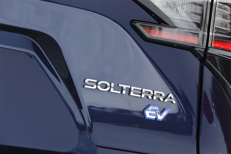 意外!? 新型スバル ソルテラとトヨタ bZ4Xは良くできたEVだがパワーは控え目。試乗で見えた開発の裏側や満充電時の気になる点とは？