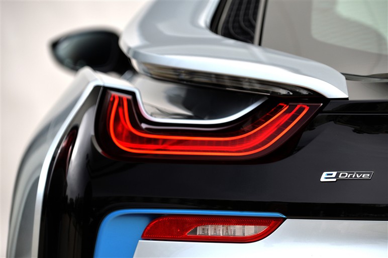 BMW i8 市販モデル試乗　新感覚PHVの完成度は？