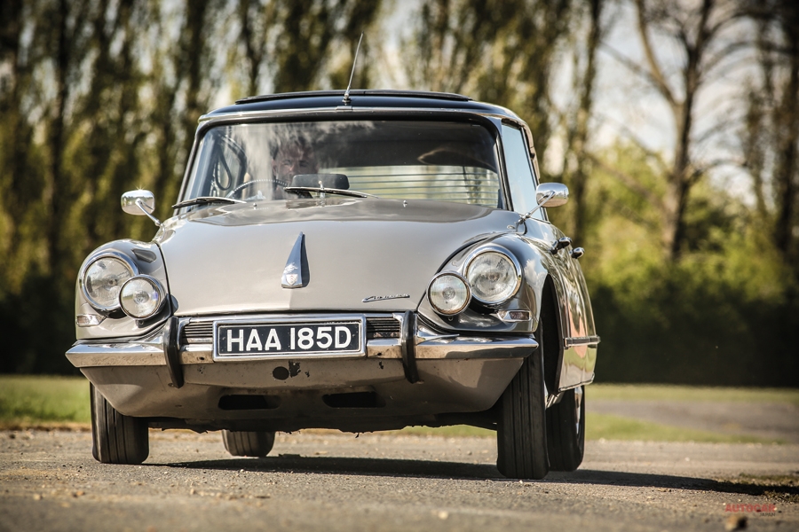 シトロエンds 4種乗り比べ 60年前の未来のクルマ 後編 Autocar Japan 自動車情報サイト 新車 中古車 Carview