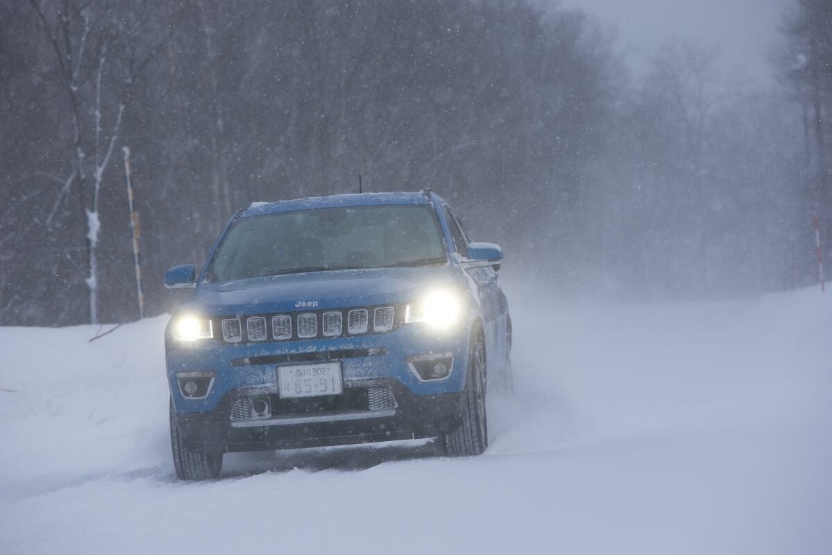 豪雪で視界ゼロ！ ジープ･コンパスで真冬の北海道をひたすら走る〈JEEP COMPASS 雪上ドライブ〉