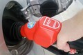 満タン後の「継ぎ足し給油」は“絶対アウト”なぜ!? 他にも危険な「NG」な行為が多数…“セルフスタンド”の思わぬ注意点とは？