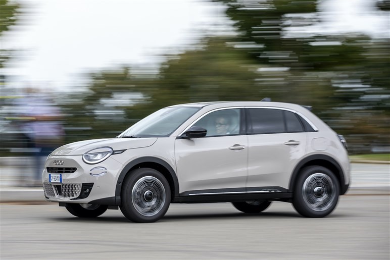 フィアットが新型SUV「セイチェントイー（600e）」発売。ヤリス級EVで来春にはHVも導入