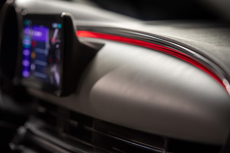 フィアットが新型SUV「セイチェントイー（600e）」発売。ヤリス級EVで来春にはHVも導入