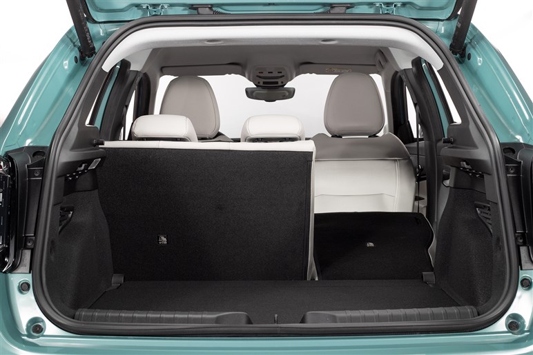 フィアットが新型SUV「セイチェントイー（600e）」発売。ヤリス級EVで来春にはHVも導入