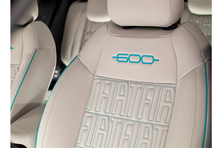 フィアットが新型SUV「セイチェントイー（600e）」発売。ヤリス級EVで来春にはHVも導入