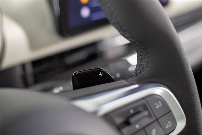 フィアットが新型SUV「セイチェントイー（600e）」発売。ヤリス級EVで来春にはHVも導入