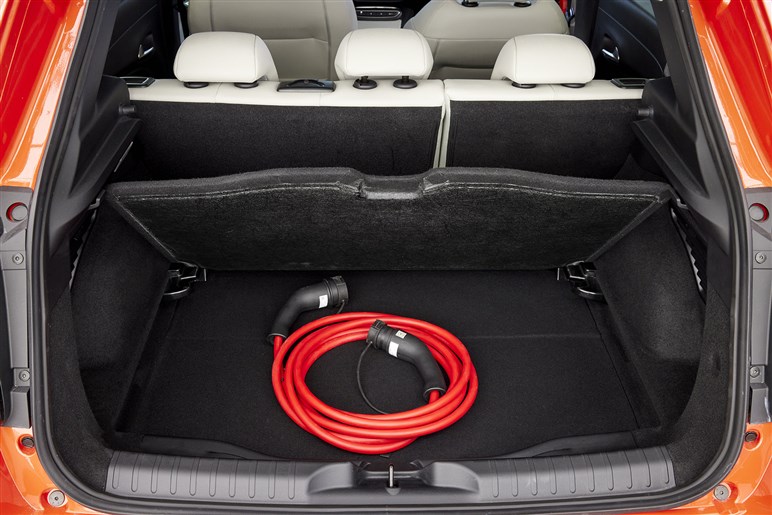 フィアットが新型SUV「セイチェントイー（600e）」発売。ヤリス級EVで来春にはHVも導入