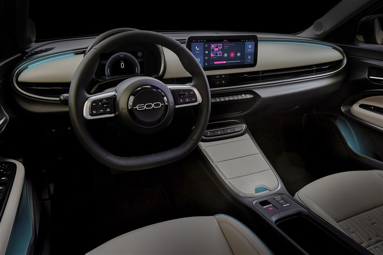 フィアットが新型SUV「セイチェントイー（600e）」発売。ヤリス級EVで来春にはHVも導入