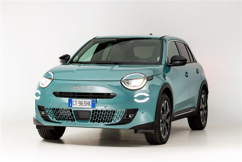 フィアットが新型SUV「セイチェントイー（600e）」発売。ヤリス級EVで来春にはHVも導入