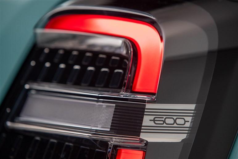 フィアットが新型SUV「セイチェントイー（600e）」発売。ヤリス級EVで来春にはHVも導入