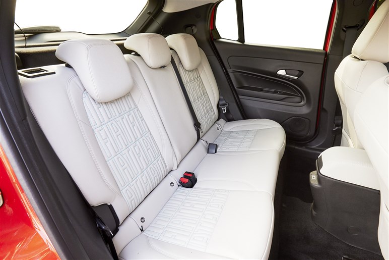 フィアットが新型SUV「セイチェントイー（600e）」発売。ヤリス級EVで来春にはHVも導入