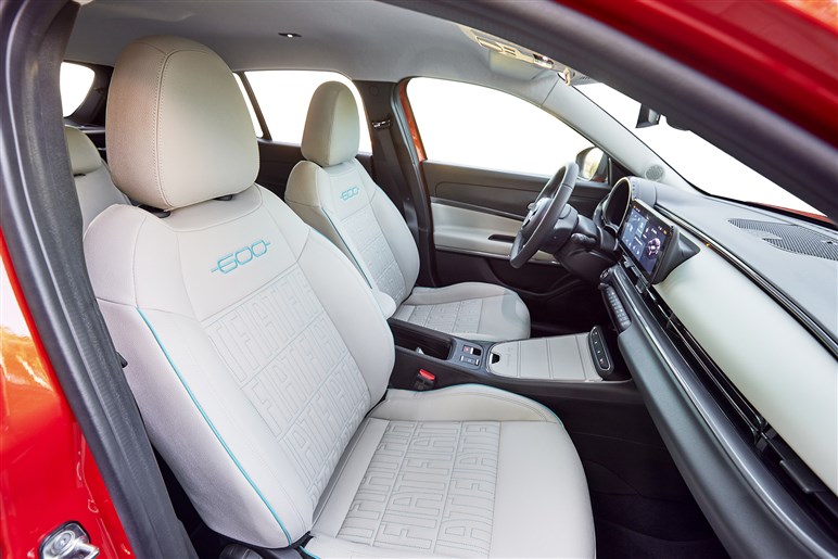 フィアットが新型SUV「セイチェントイー（600e）」発売。ヤリス級EVで来春にはHVも導入