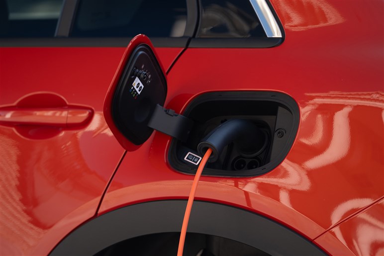 フィアットが新型SUV「セイチェントイー（600e）」発売。ヤリス級EVで来春にはHVも導入