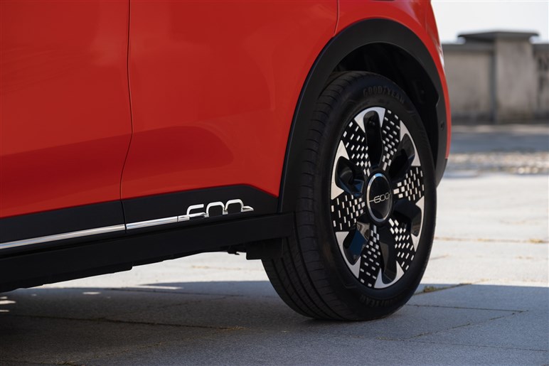 フィアットが新型SUV「セイチェントイー（600e）」発売。ヤリス級EVで来春にはHVも導入