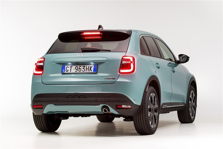 フィアットが新型SUV「セイチェントイー（600e）」発売。ヤリス級EVで来春にはHVも導入