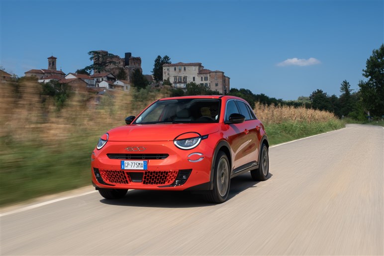 フィアットが新型SUV「セイチェントイー（600e）」発売。ヤリス級EVで来春にはHVも導入