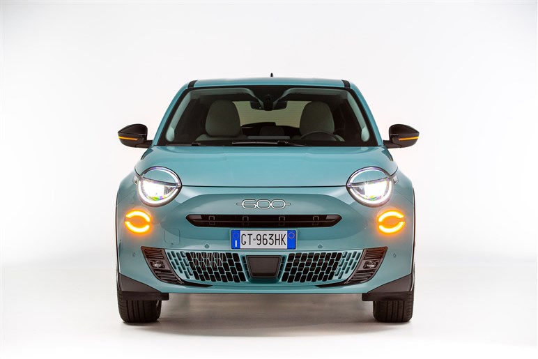 フィアットが新型SUV「セイチェントイー（600e）」発売。ヤリス級EVで来春にはHVも導入