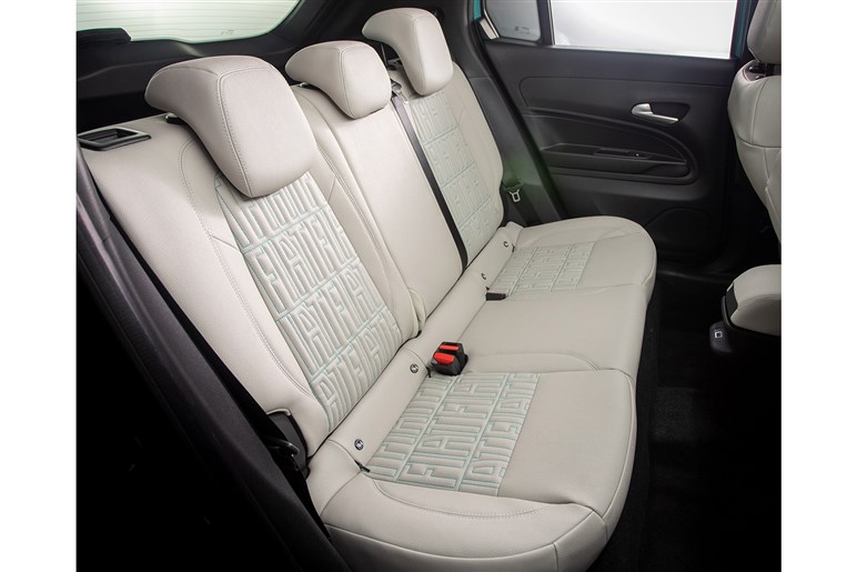 フィアットが新型SUV「セイチェントイー（600e）」発売。ヤリス級EVで来春にはHVも導入