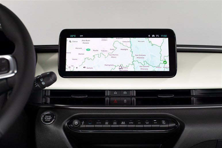 フィアットが新型SUV「セイチェントイー（600e）」発売。ヤリス級EVで来春にはHVも導入