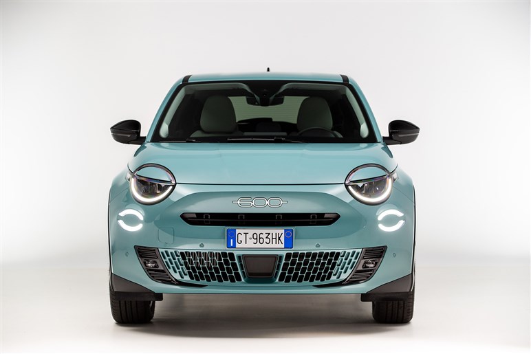 フィアットが新型SUV「セイチェントイー（600e）」発売。ヤリス級EVで来春にはHVも導入