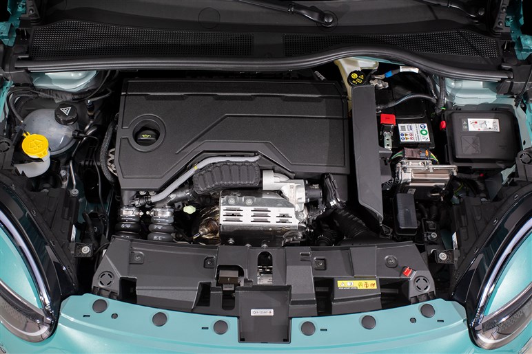 フィアットが新型SUV「セイチェントイー（600e）」発売。ヤリス級EVで来春にはHVも導入