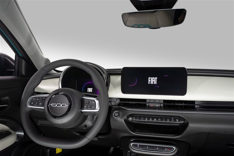 フィアットが新型SUV「セイチェントイー（600e）」発売。ヤリス級EVで来春にはHVも導入