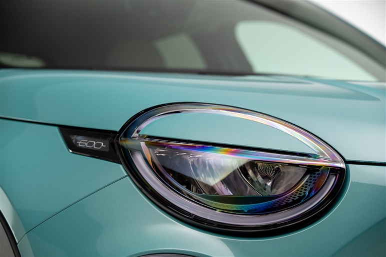 フィアットが新型SUV「セイチェントイー（600e）」発売。ヤリス級EVで来春にはHVも導入