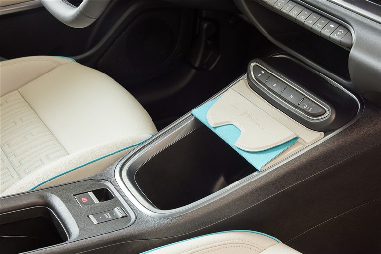 フィアットが新型SUV「セイチェントイー（600e）」発売。ヤリス級EVで来春にはHVも導入