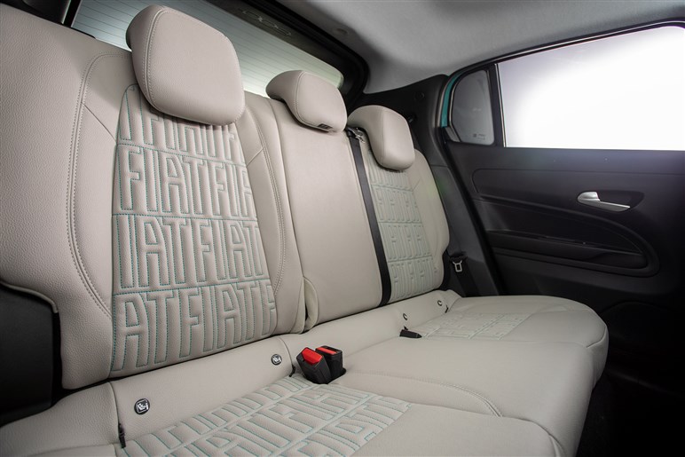 フィアットが新型SUV「セイチェントイー（600e）」発売。ヤリス級EVで来春にはHVも導入