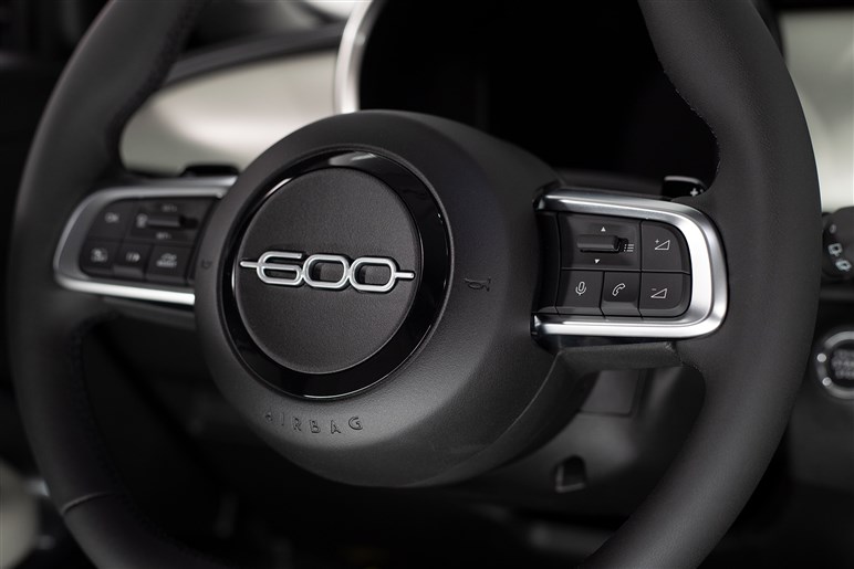 フィアットが新型SUV「セイチェントイー（600e）」発売。ヤリス級EVで来春にはHVも導入