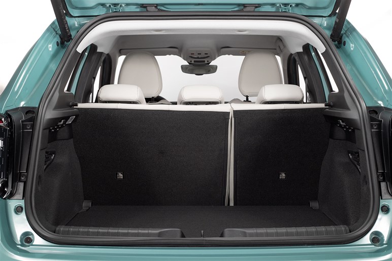 フィアットが新型SUV「セイチェントイー（600e）」発売。ヤリス級EVで来春にはHVも導入
