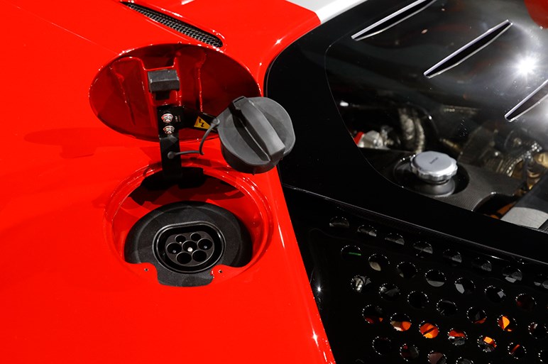 フェラーリ初のPHEV・SF90ストラダーレは量産モデル最強のスペックに次世代装備も満載