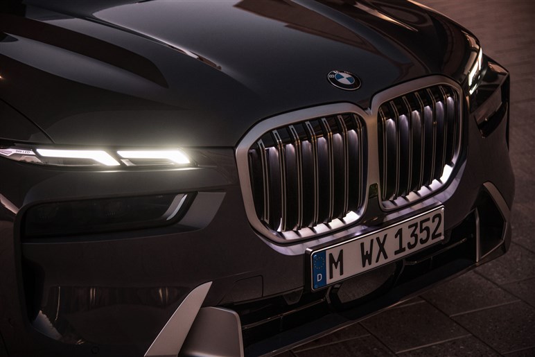 キドニーグリルが闇夜で光る…！ BMWの旗艦SUV「X7」がマイチェン。価格は1339万円から