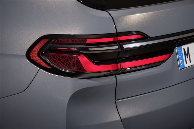 キドニーグリルが闇夜で光る…！ BMWの旗艦SUV「X7」がマイチェン。価格は1339万円から