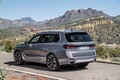 キドニーグリルが闇夜で光る…！ BMWの旗艦SUV「X7」がマイチェン。価格は1339万円から