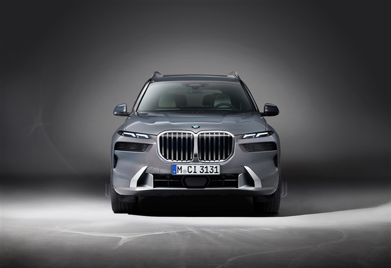 キドニーグリルが闇夜で光る…！ BMWの旗艦SUV「X7」がマイチェン