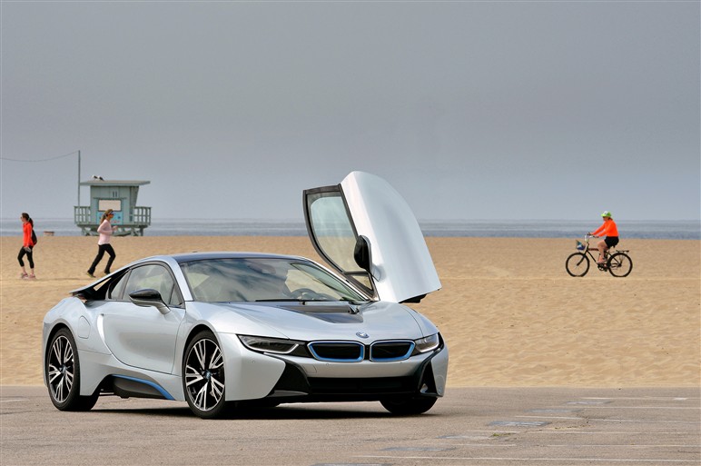 BMW i8 インプレが到着。走りも技術も近未来