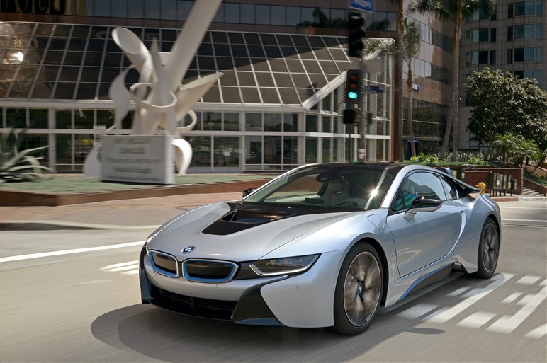 BMW i8 インプレが到着。走りも技術も近未来