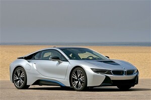 BMW i8 インプレが到着。走りも技術も近未来